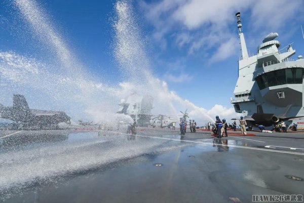 股票配资在线公司 英国“威尔士亲王”号航母举行坠机事故演习 水兵喷洒消防泡沫